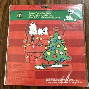 NEW 2011 Colorbok Peanuts Snoopy‎ Holiday Foam Dog House Christmas